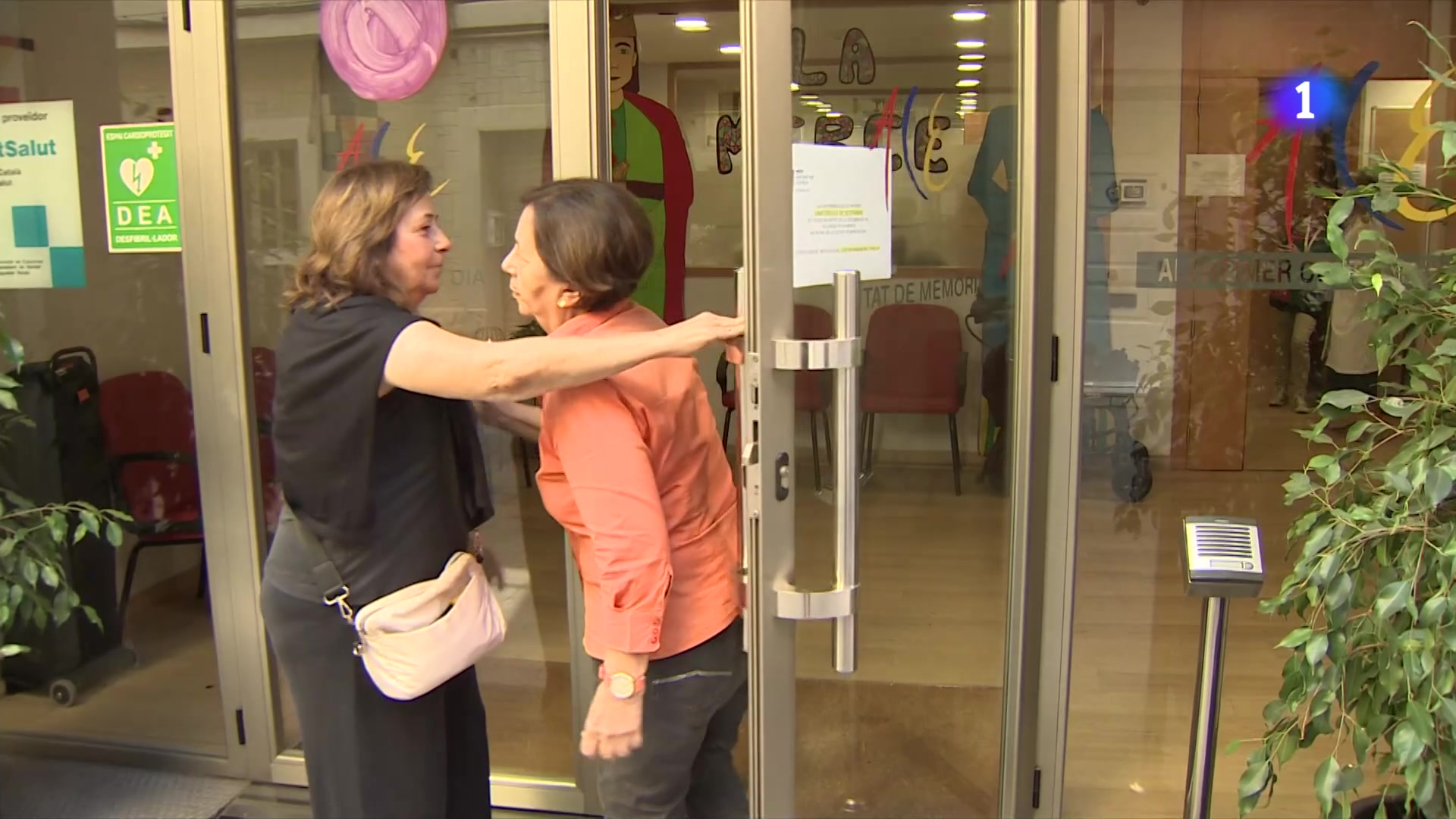 rtvenoticies's tweet card. L'Anna va a un centre de dia on fa excercicis cognitius i la Mercè vol aprofitar l'autonomia de la seva germana per viatjar i estudiar