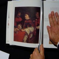 Arteconpoder's tweet card. Vestida como George Sand, armada con un cuchillo cebollero, la artista plástica María Gimeno raja un libro, ‘La historia del Arte’ (1950), de Ernst H. Gombrich (Phaidon), el manual más vendido (ocho...