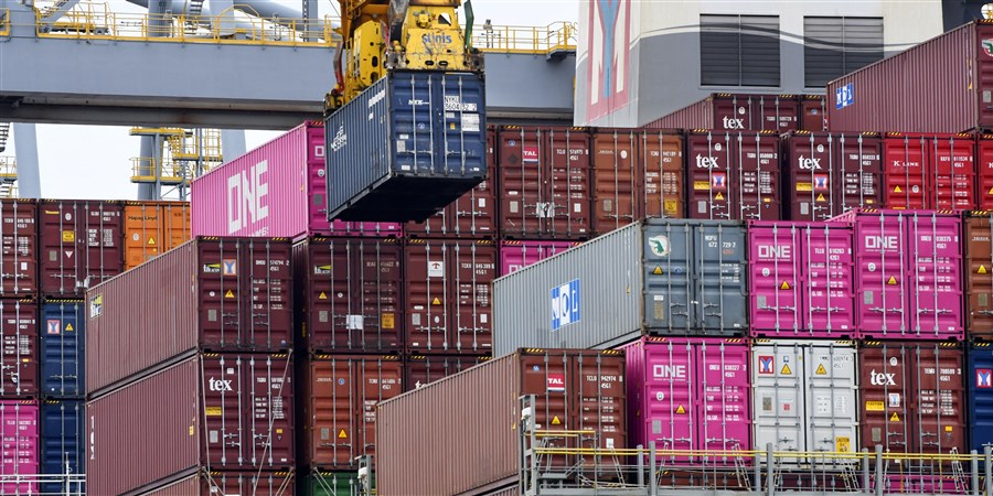 RobWitjes's tweet card. Volgens de eerste berekening van het CBS, op basis van nu beschikbare gegevens, daalde het bruto binnenlands product (bbp) in het eerste kwartaal 2024 met 0,1 procent ten opzichte van het vierde...