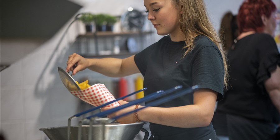 RobWitjes's tweet card. Het aantal werklozen is in de afgelopen drie maanden afgenomen met gemiddeld 4 duizend per maand. Daarmee waren in mei 367 duizend mensen werkloos, dat is 3,6 procent van de beroepsbevolking. In...