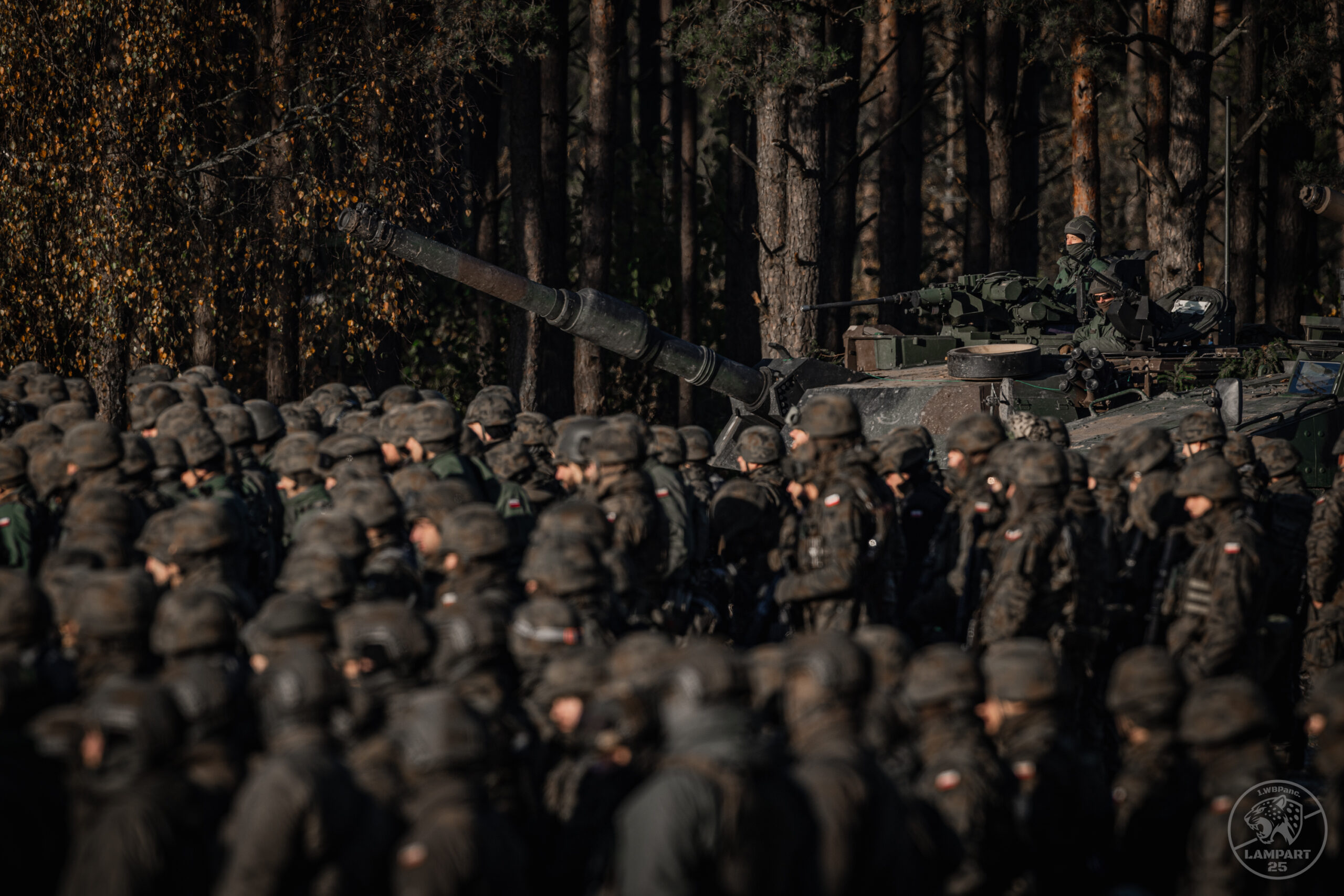 RadioWNET's tweet card. Tomasz Grzywaczewski ostrzega, że projekt planu pokojowego USA zmienia układ sił w Europie: Ukraina miałaby zostać państwem buforowym, a „granica zachodnich wpływów kończyć się na Bugu”.