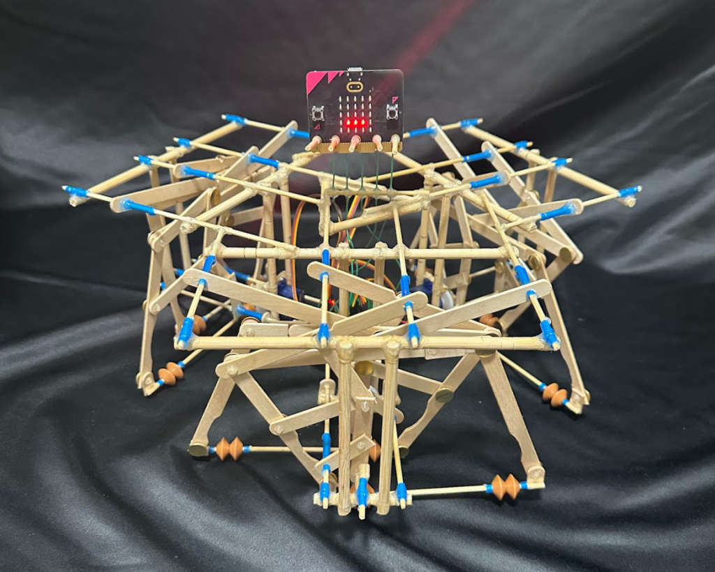 ProtoPedianet's tweet card. チェビシェフリンクに横すべり用のそろばん玉を組み合わせた脚機構3組を120度配置し，全方向移動と回転が可能なロボを作りました