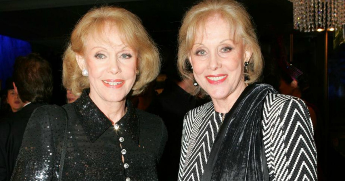 petergomezblog's tweet card. La notizia della scomparsa delle gemelle Kessler, Alice e Ellen, morte all'età di 89 anni a Gruenwald, vicino Monaco di Baviera.