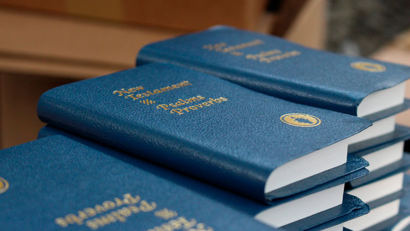 lacorrientecom's tweet card. La alcaldía de Curitiba, en Brasil, ha autorizado la distribución de ejemplares del Nuevo Testamento en las escuelas municipales a partir de noviembre.