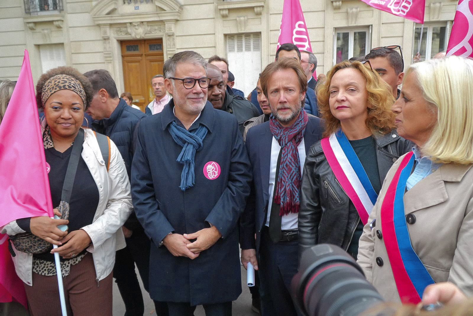 RevPermanente's tweet card. Samedi soir, les députés socialistes ont voté la partie « recettes » du budget de la Sécu. Le lendemain, le PS a voté pour la limitation des arrêts maladie à un mois. Un deal qui constitue un nouveau...