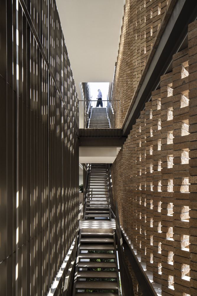 hollymccarthyMN's tweet card. The #architecturaldesign of this building creates a wealth of visual appeal. #coolbuildings