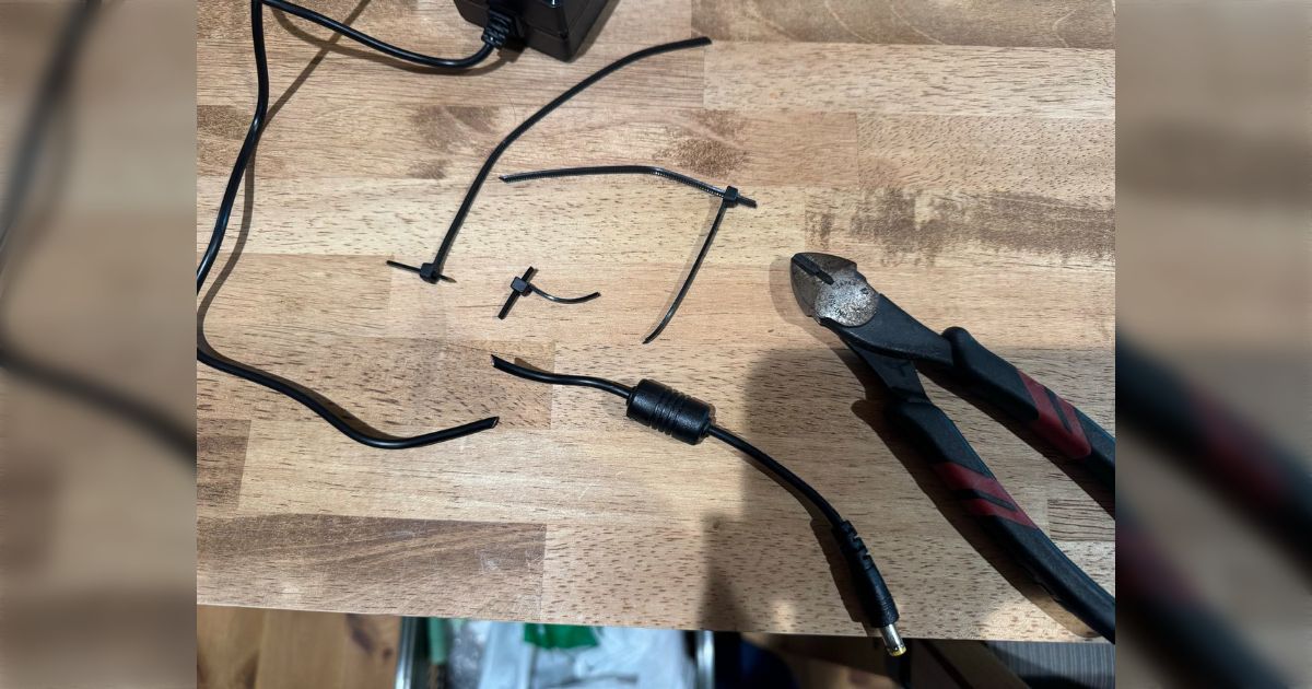 exchanger_jp's tweet card. モニターの配置替えで結束バンドを切っていたら、誤って電源線を切っていた。幸い通電前で感電や火災は回避でき、配線の修理が必要になった。