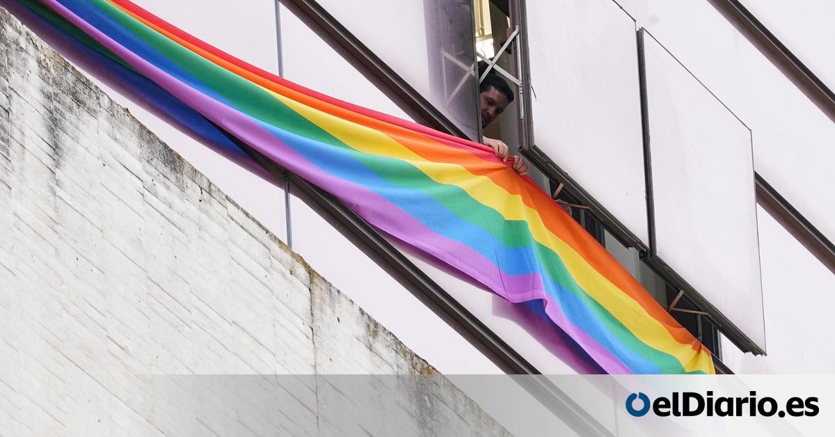 eldiarioes's tweet card. Este miércoles se celebra el día internacional del Orgullo LGTBI. Sin embargo, esta conmemoración no ha evitado que en determinadas instituciones gobernadas por PP y Vox se estén retirando símbolos...