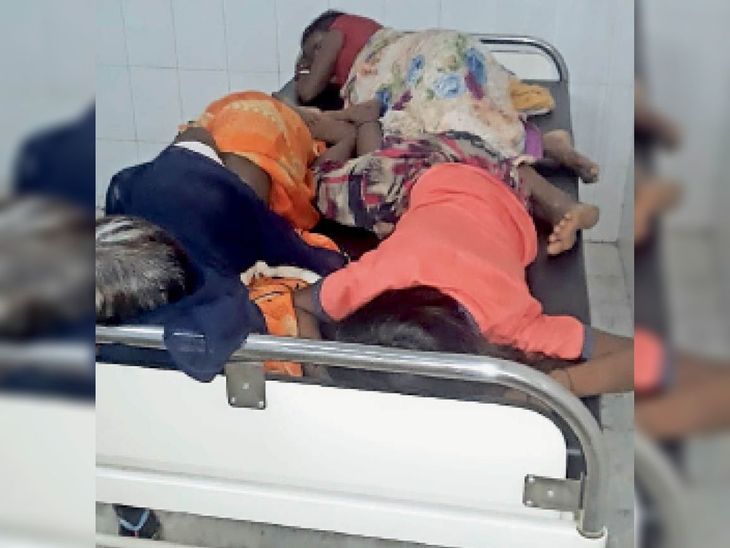 DainikBhaskar's tweet card. सिटी रिपोर्टर, धनबाद हेल्थ विभाग से बुधवार को दो तस्वीरें सामने आई। पहली तस्वीर... कोरोना से जंग मेें बरती जा रही लापरवाही की है। जबकि, दूसरी तस्वीर मौत के बाद शवों के साथ हो रहे अमानवीय व्यवहार की...