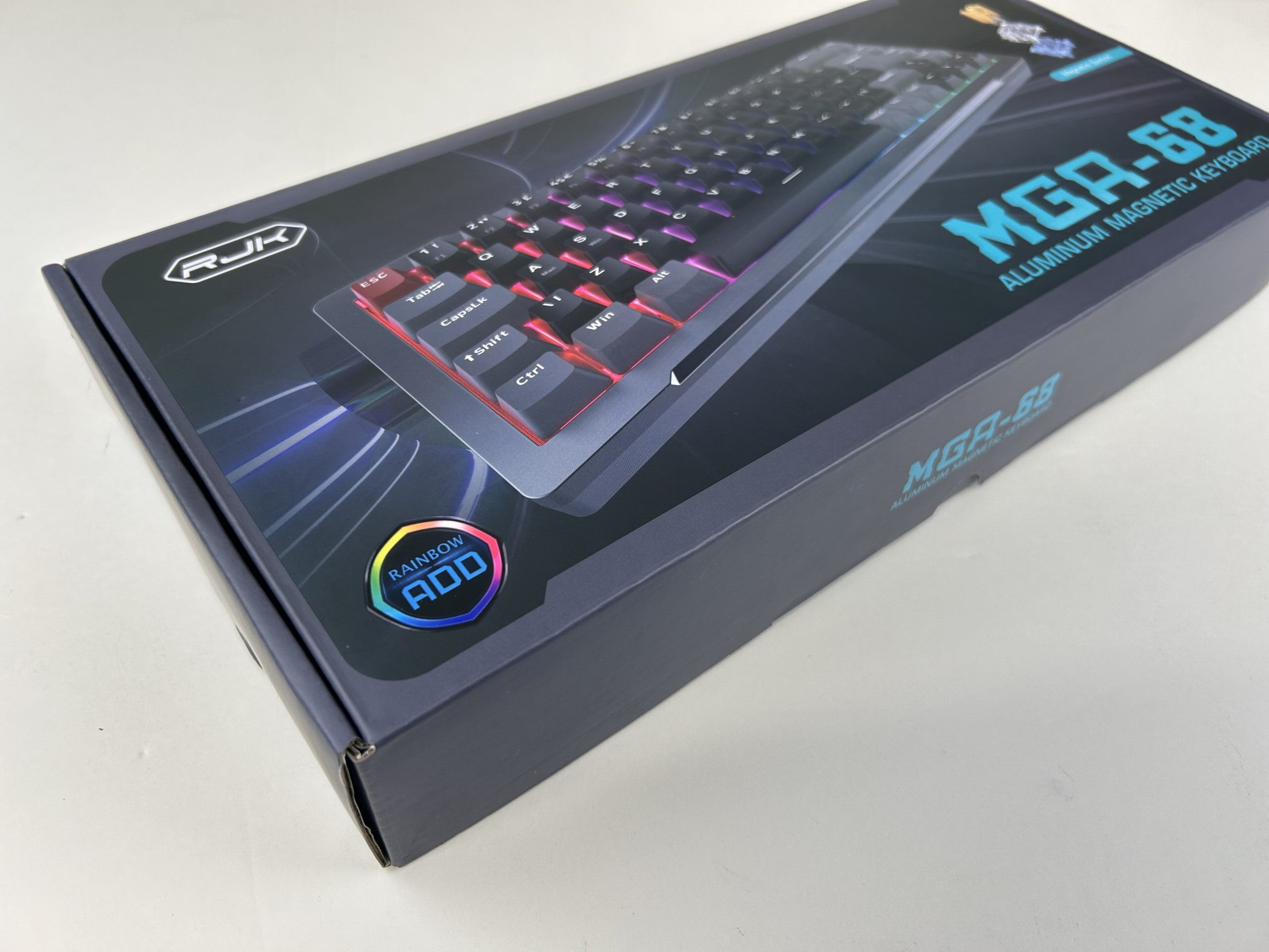 TechAceJP's tweet card. 昨年、台湾の台北で行われた『COMPUTEX TAIPEI 2024』に足を運んだ際、RAIJINTEKのブースで見かけた魅力的なキーボード。そのキーボードのサンプルが私たちの手元に届きました！その名も 『MGA-68』 あの時の興…