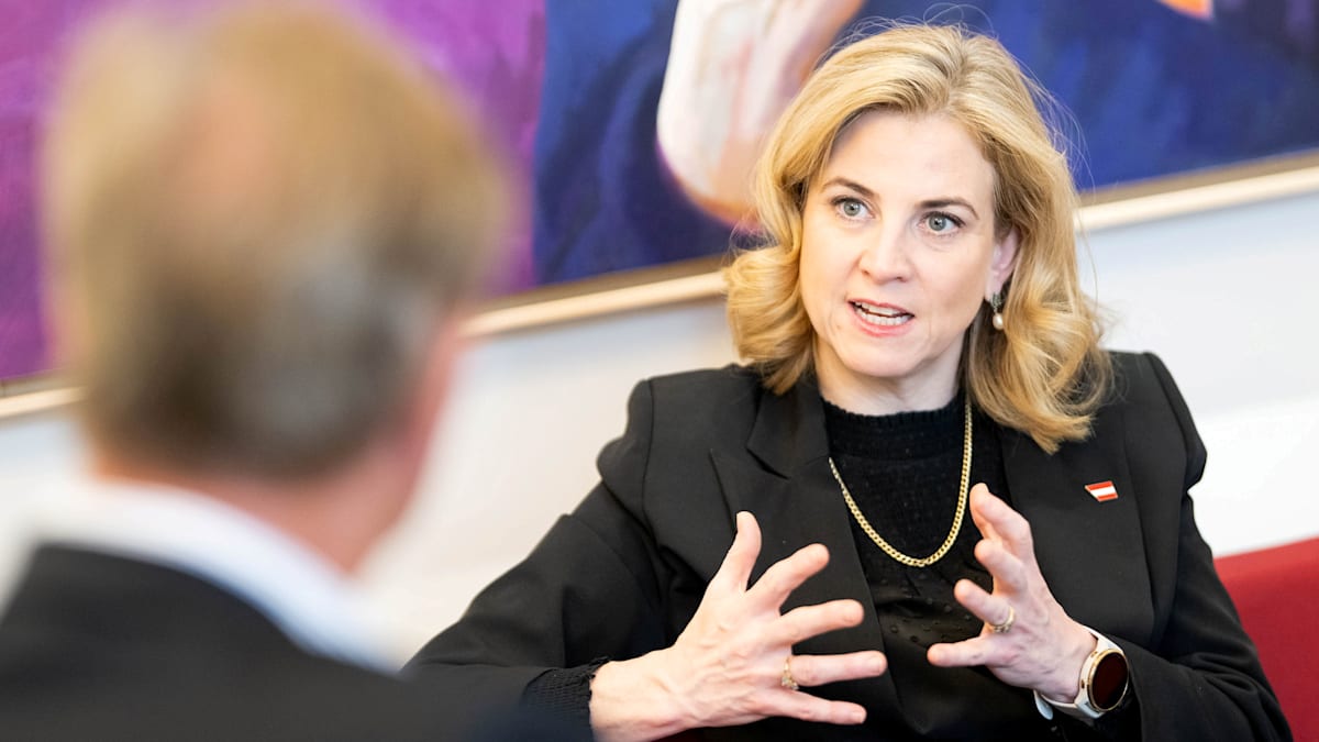 KolbaPeter's tweet card. Beate Meinl-Reisinger ist die erste liberale Außenministerin Österreichs. Im Interview erklärt sie, warum es für Russland immer schwerer wird, den Krieg in der Ukraine fortzuführen. An Israel stellt...