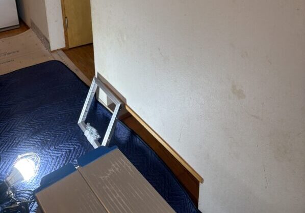 ecoreform's tweet card. ７年前にスケルトンリフォームをさせて頂いたお客様より、ネズミの相談を頂いて何度かお家にお邪魔して、基礎換気口や、インナーバルコニーの水はけ部分など、ネズミが侵入しそうな怪しい箇所に、金網を設置しておりましたが、最近またネズミが走り回っている