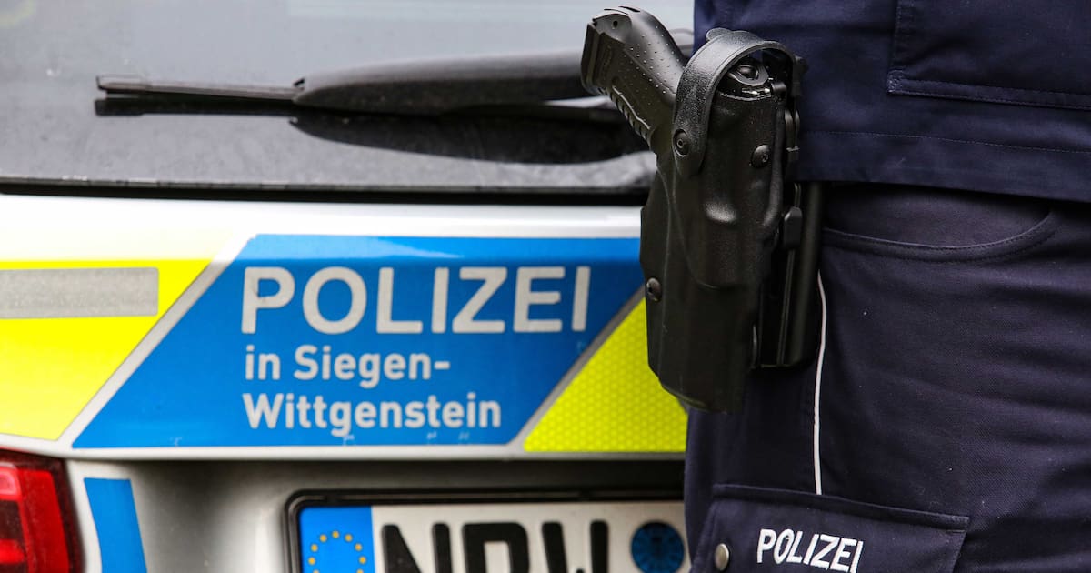 SiegenerZeitung's tweet card. Erst schlägt er die Scheibe eines Autos ein, dann wirft er eine Flasche auf Polizisten: Ein 48-Jähriger leistet auf der Leimbachstraße in Siegen massiven Widerstand. Was dem Mann nun droht.