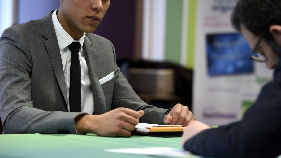 APIFPAMCIBCOI's tweet card. Un Français sur deux a été amené à réfléchir au sens de son travail. Pas moins d’un sur quatre envisage une reconversion professionnelle. 