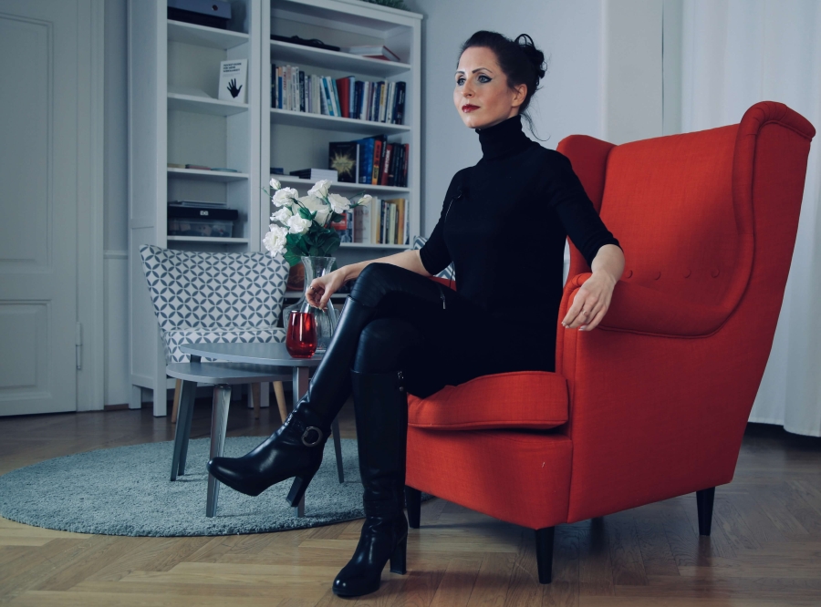 singularityblog's tweet card. Ursula Eysin suggests that we turn uncertainty into an advantage, see it as a gift, and connect to other people.