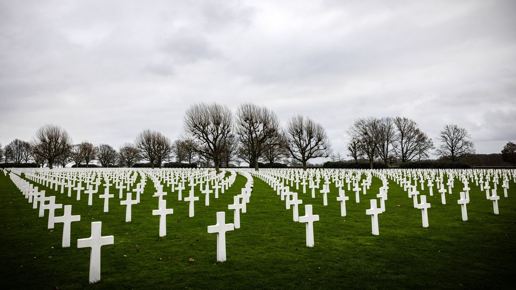 NOS's tweet card. De Amerikaanse beheerder zegt dat de informatiepanelen rouleren, maar voor elf partijen in de Provinciale Staten volstaat dat niet. Ze noemen de actie "onfatsoenlijk en onacceptabel".