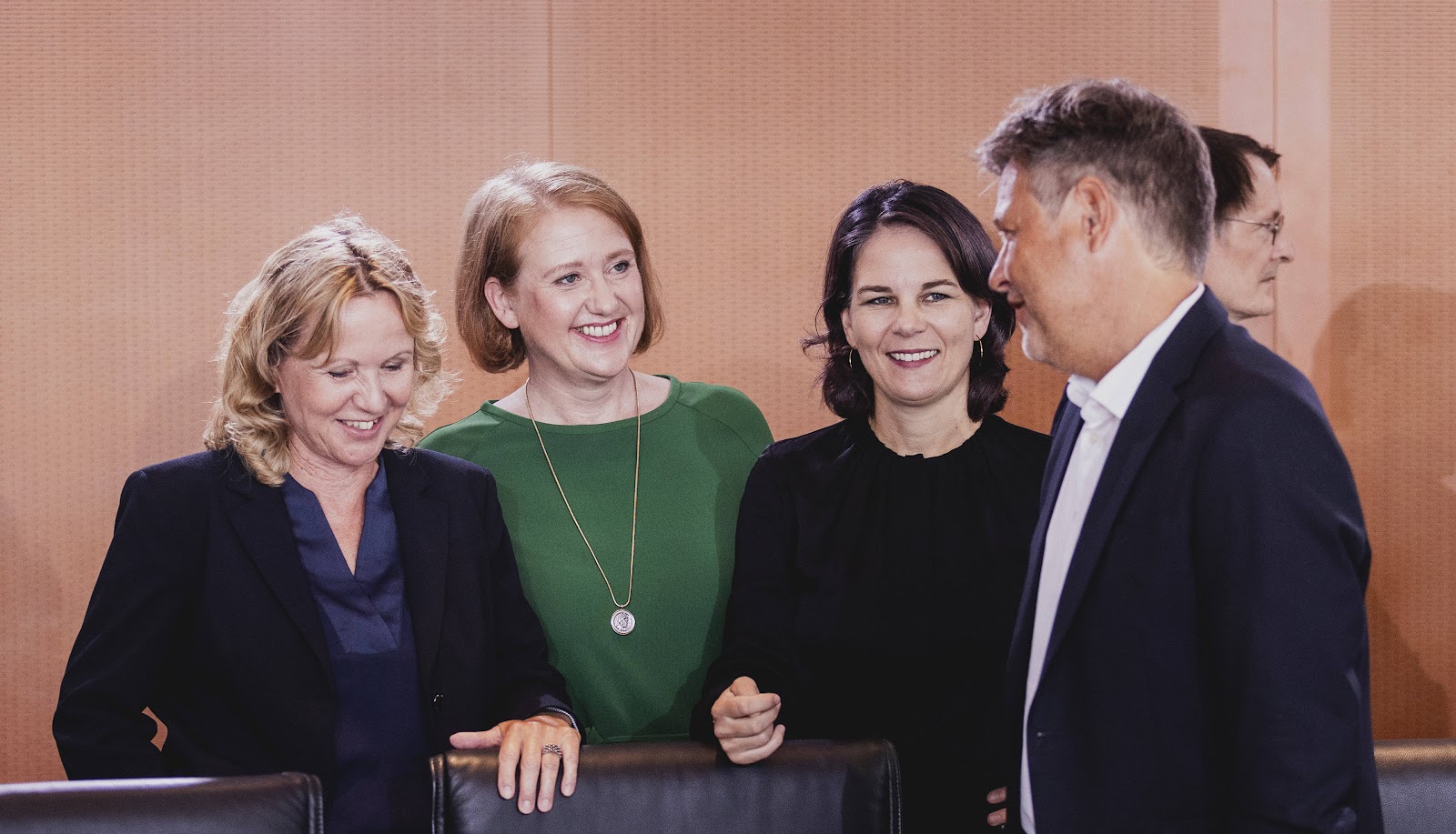 Der_Postillon's tweet card. Dresden (dpo) - Viele haben es bereits geahnt – jetzt ist es offiziell: Die Grünen sind an allem Schuld. Das ergab eine Studie der Dieter-Nuhr-Univers