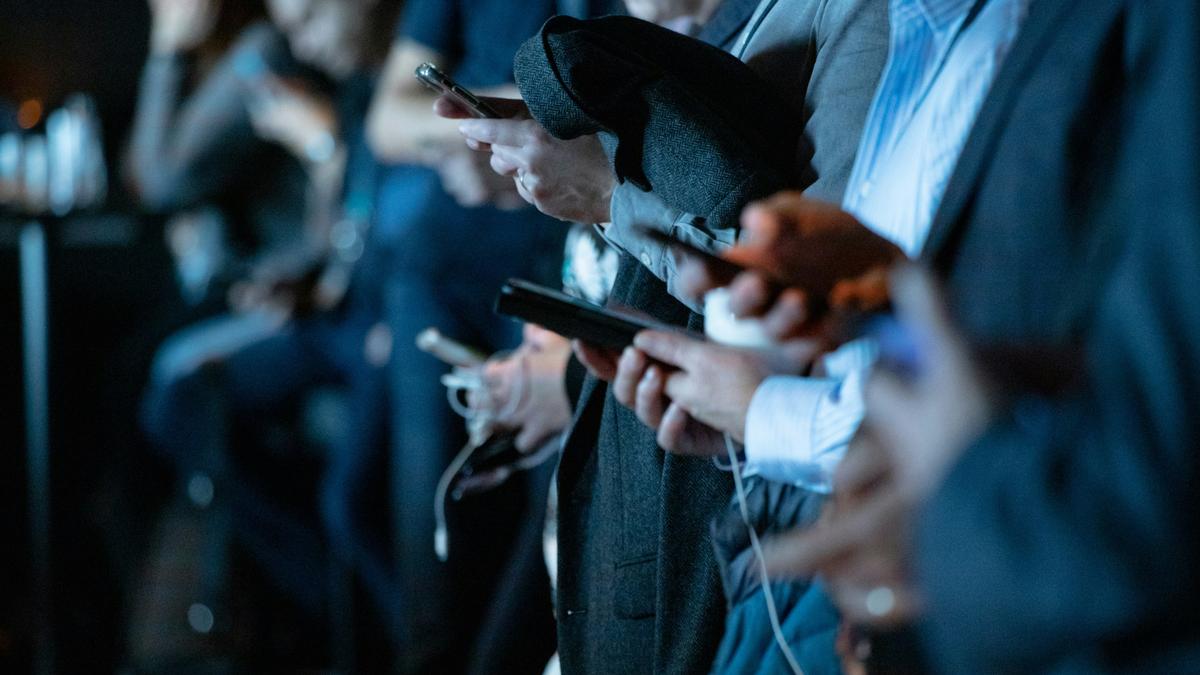 TechGeekTweets's tweet card. Android smartphones worldwide provide earthquake alerts using acceleration sensors, with Google's AEA system issuing thousands of successful warnings globally.