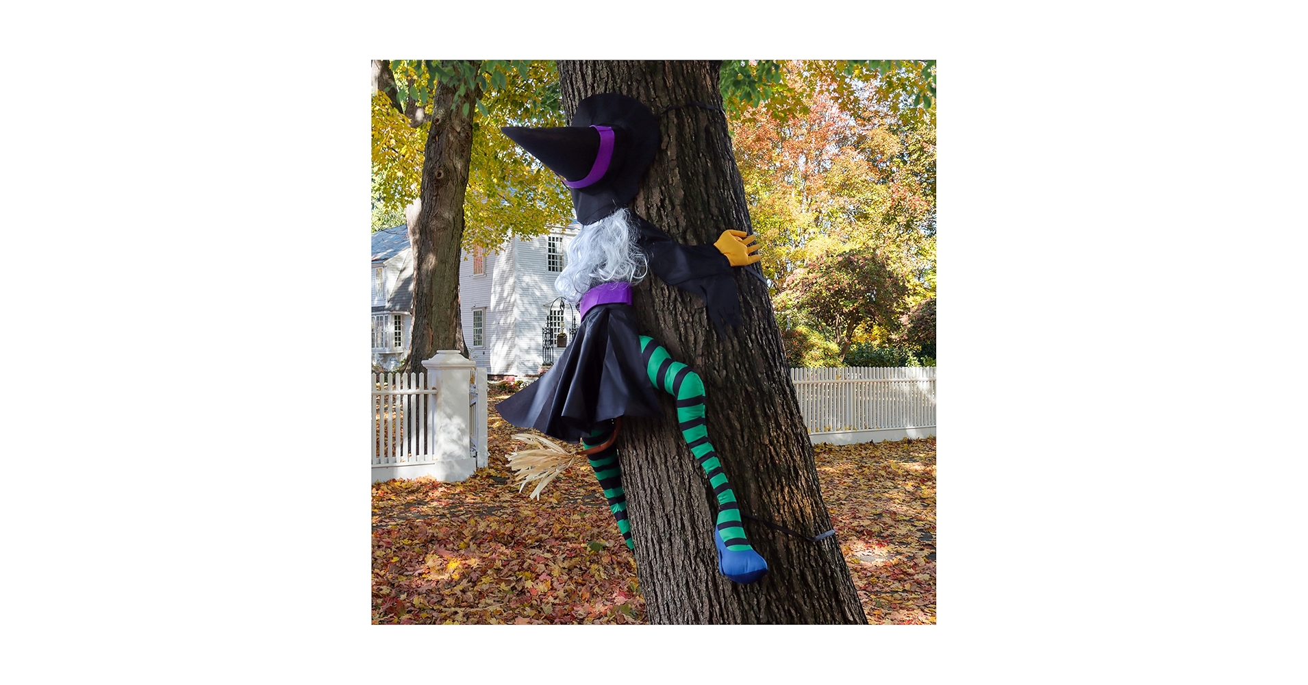 Amazon_Deals420's tweet card. Bruja estrellada contra el árbol de 63 pulgadas para decoración de Halloween en el exterior: esta bruja de Halloween realista es más que una decoración de Halloween para árbol, pero también una...