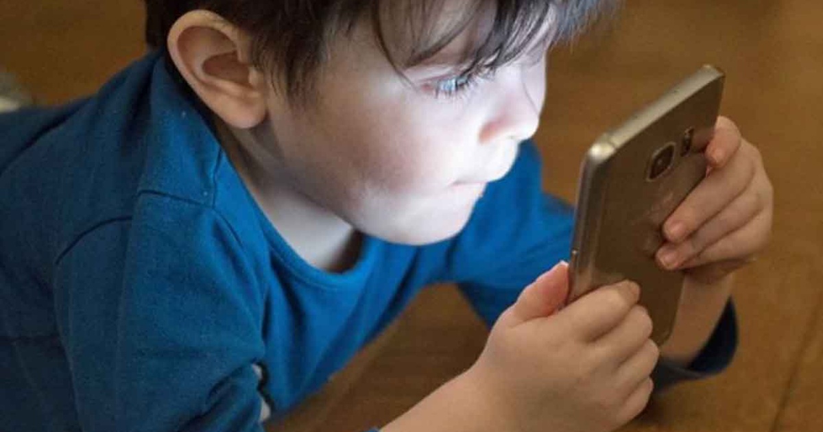 Tysolpl's tweet card. Na zdjęciach i filmach zamieszczanych w sieci przez internautów, możemy zobaczyć młode osoby, które zawieszają się na znakach drogowych, bilbordach, masztach telefonii komórkowej w taki sposób, żeby...