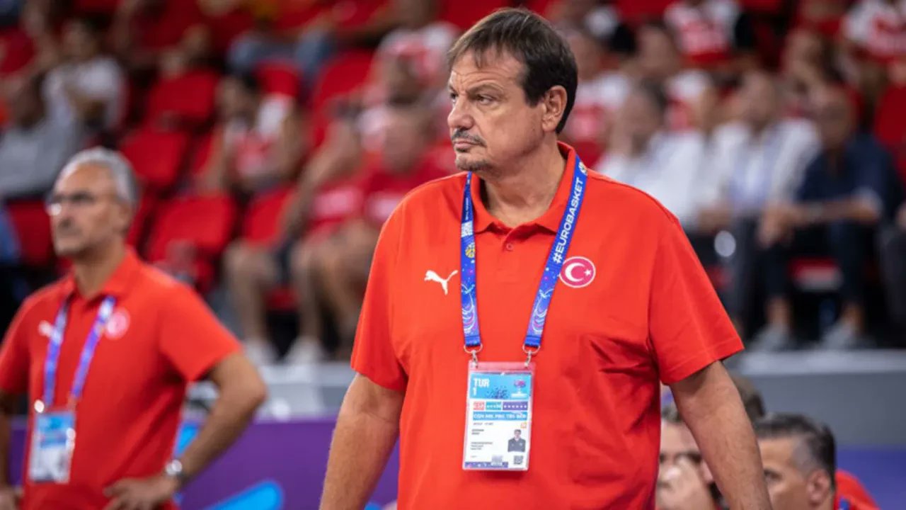 tgrthaberspor's tweet card. A Milli Erkek Basketbol Takımı'nın, FIBA 2027 Dünya Kupası Elemeleri süreci netleşmeye başladı. 12 Dev Adam, Ergin Ataman yönetimindeki kadronun son halini duyurdu.