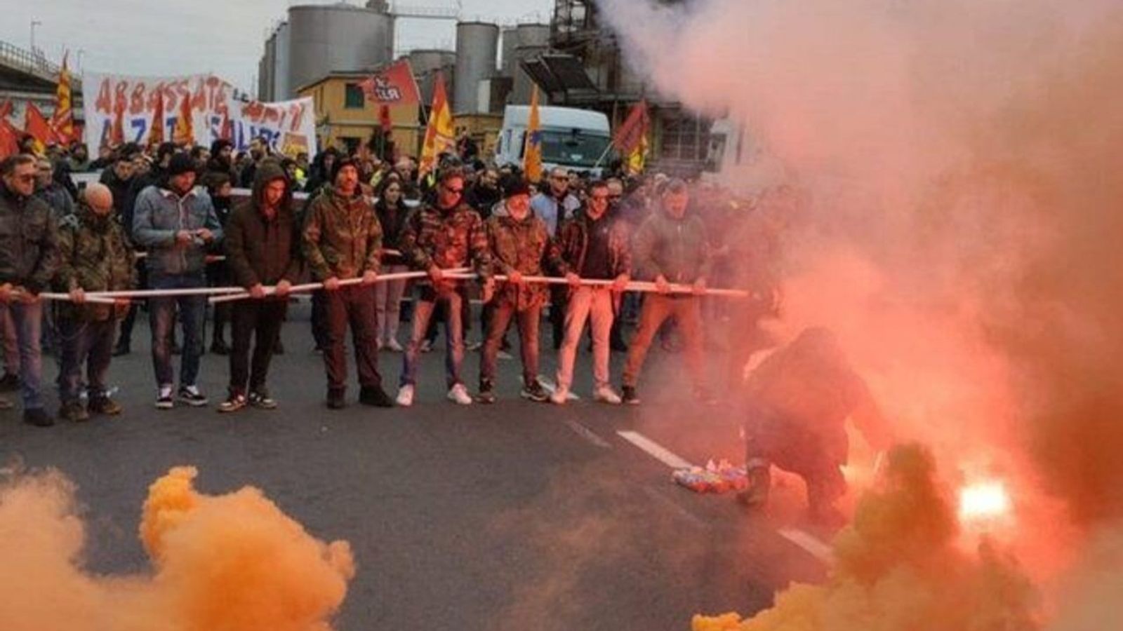 DavidWSWSarts's tweet card. On August 7, Genoa dockworkers blocked the transit of the Saudi ship Bahri Yanbu.