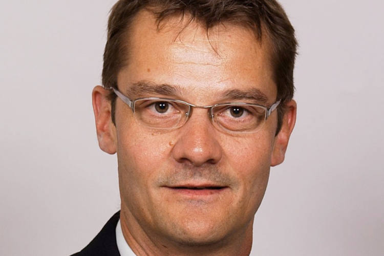 polizeitickerch's tweet card. Oberstleutnant Thomas Zumbühl übernimmt ab Januar 2026 die Funktion des eidgenössischen Schiessoffiziers im Schiesskreis 16. Er folgt damit auf Major René Wild, der altersbedingt zurücktritt.