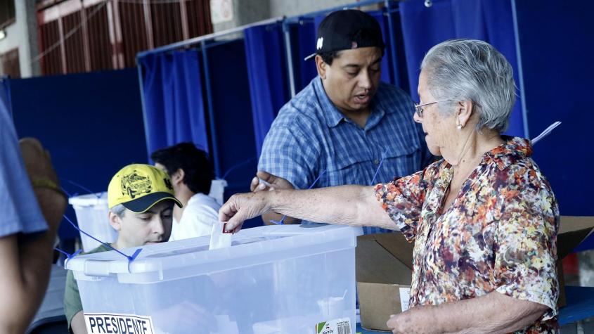 DefensorMayores's tweet card. Este 16 de noviembre serán las elecciones 2025, en la que todos los chilenos podrán elegir al próximo presidente. ¿Cómo votan los adultos mayores?