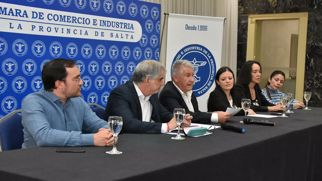 SDCSalta's tweet card. Hoy se presentó el programa “Beneficios Salta: fortaleciendo lo nuestro”. Quienes compren en comercios adheridos, solicitando su factura, pueden participar en sorteos con interesantes premios. Los...