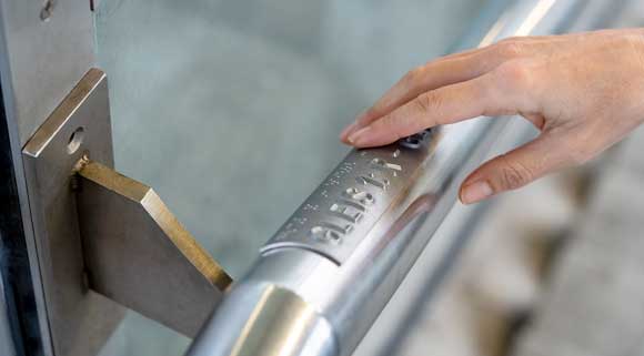 trinckle3D's tweet card. Das deutsche Unternehmen CFK produziert mithilfe von 3D-Druck spezielle Handlauf-Beschilderungen mit Brailleschrift für die Deutsche Bahn. Die Tafeln