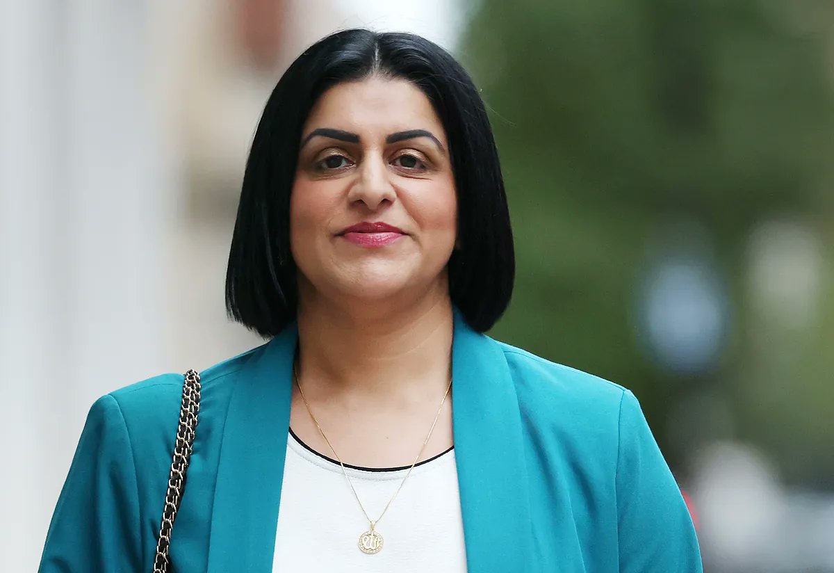 elmundoes's tweet card. "Yo soy a quien llaman con frecuencia 'puta paki' y le dicen que se vuelva a su país". Con esas palabras, la ministra del Interior británica, Shabana Mahmood,...