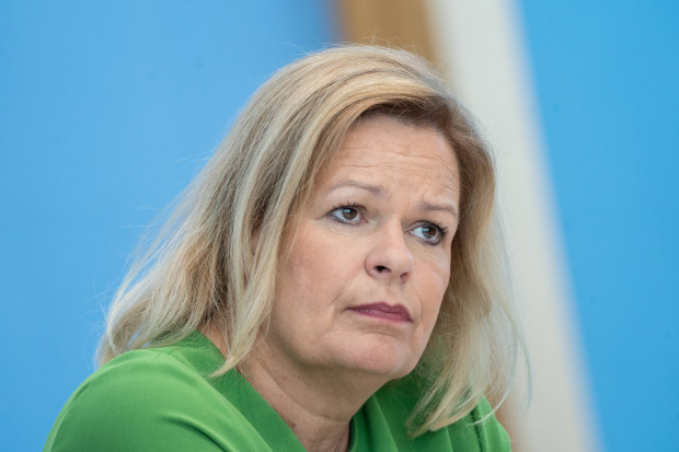 RolandTichy's tweet card. Trotz der Verlagerung von Migrationsströmen rund um Deutschland herum erteilt Nancy Faeser festen Grenzkontrollen zu Polen erneut eine Absage. Ihre wirre Migrations- und abwesende Grenzschutzpolitik...