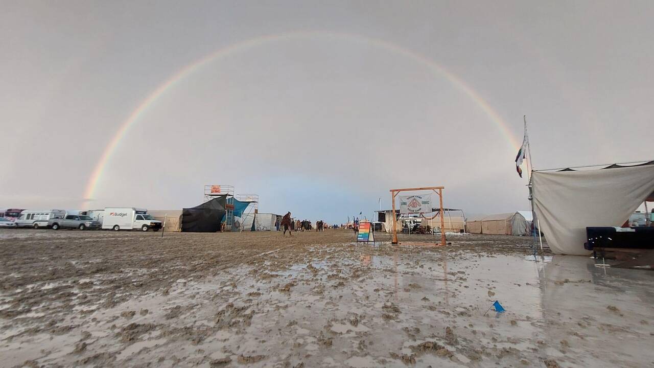 LeTemps's tweet card. Le rassemblement qui se tient chaque année dans le désert de Black Rock au Nevada a fini les pieds dans l’eau. Les intempéries ont transformé les lieux en marécage, embourbant les 70 000 festivalie...