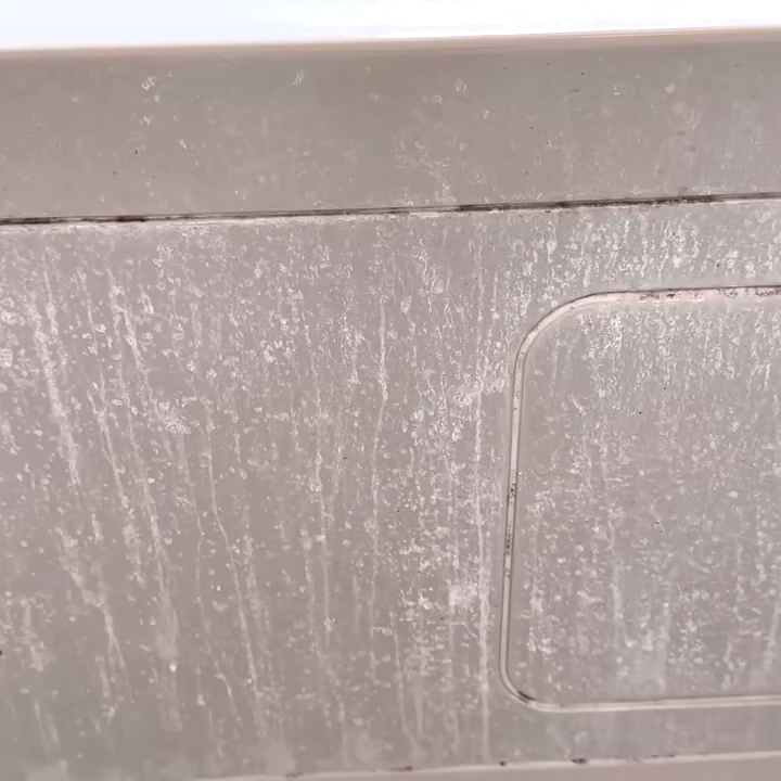 programer_sammy's tweet card. お風呂場には、頑固な水垢や石けんカスがついてしまいますよね。いくら洗剤を使ってもなかなか落ちなくて、困ったことはありませんか？　今回はお掃除の錫村商店さんに「浴槽についた分厚い石けんカスをきれいに落とす方法」を教えていただきました。