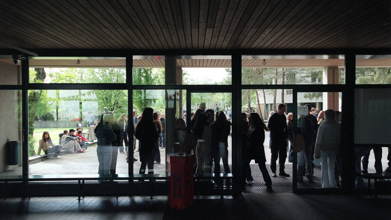 AgatheSeppey's tweet card. A l’heure où le conflit fait rage en Ukraine, les adolescents suisses sont touchés par l’inquiétude, l’impuissance et le pessimisme. Témoignages aux abords d’un collège genevois