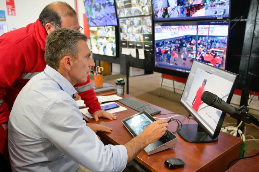 ladiscusioncl's tweet card. Concejales de Chillán, dirigentes de juntas de vecinos, Carabineros y representantes de diversas entidades conocieron las bondades de las nuevas cámaras de vigilancia que comenzaron a funcionar en …