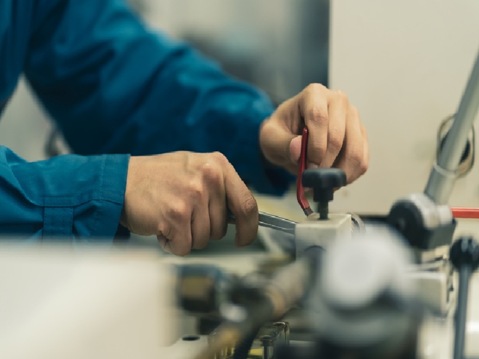 sutdsg's tweet card. Discover how soft robotics is revolutionizing fragile goods handling across Asia's logistics, e-commerce, and healthcare industries.