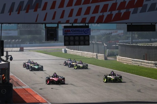 PitLane_F1's tweet card. Valencia ha vuelto a ser el epicentro del motorsport un año después de la DANA que azotó a la província. Y es que el Circuito Ricardo Tormo, un año más, ha vuelto a albergar los test de pretemporad…