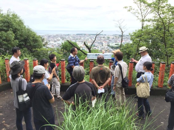 UDChallenge's tweet card. 開催日時・場所 2017/8/5　新宮市街地、新宮信用金庫５階会議室 主催・共催・後援など 主催：和歌山大学 南紀熊野サテライト 後援：上仲輝幸（UDC和歌山実行委員会・紀伊民報） 参加者数（スタッフ込み） 37名（和歌山大学教職員8名、和歌山大学生4名、受講生25名（近隣住民、高校生） 当日の様子（活動の流れ） 午前中に、地域ガイド、大学教員と共に参加者等が世界遺産と南紀熊野ジオパークエリ...