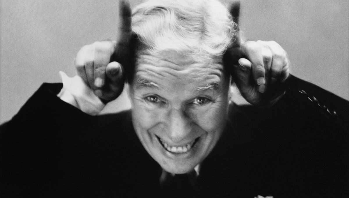 MarinFavre's tweet card. Dans ce nouvel épisode, Marie Sorbier nous fait visiter l'exposition que consacre la Galerie Gasosian à Paris au célèbre photographe américain Richard Avedon dans le cadre du centenaire de sa...