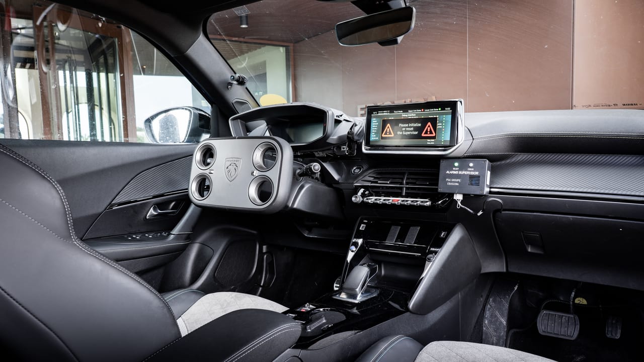 articleoutline's tweet card. Peugeot has just unveiled the Hypersquare, and it's causing quite a stir in the automotive world. Forget everything you know about traditional steering