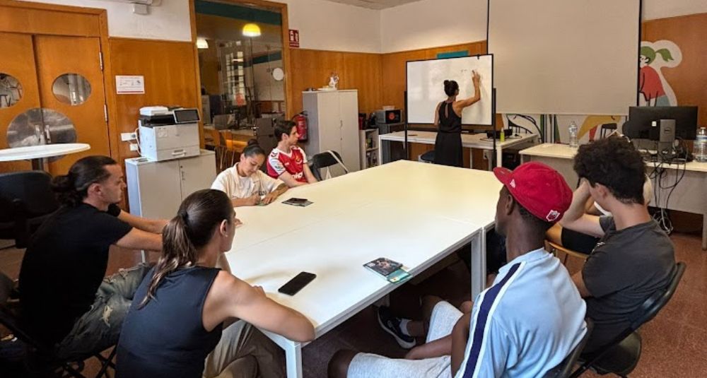 intermedialabor's tweet card. El programa Singulars ha fet un pas endavant incorporant recentment la figura professional de la psicòloga dins l’equip, fet que ha permès treballar amb més profunditat aspectes relacionats amb...