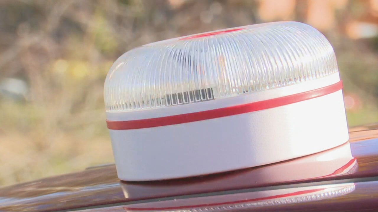 help_flash's tweet card. ¿Por qué es importante? La baliza V16 será a partir del 1 de enero el único dispositivo legal de preseñalización de peligro, por lo que todos los conductores están obligados a adquirirlas antes de...