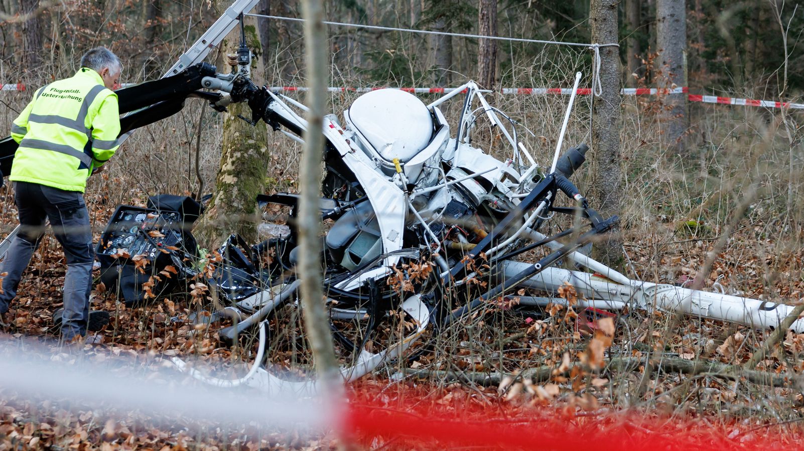 emet_news_press's tweet card. Bei einem Hubschrauberabsturz in einem Wald in Mittelfranken sind zwei Männer ums Leben gekommen. Das Unglück ereignete sich in der Nähe des Modellflugplatzes in Greding. Bei den Insassen handelte es...