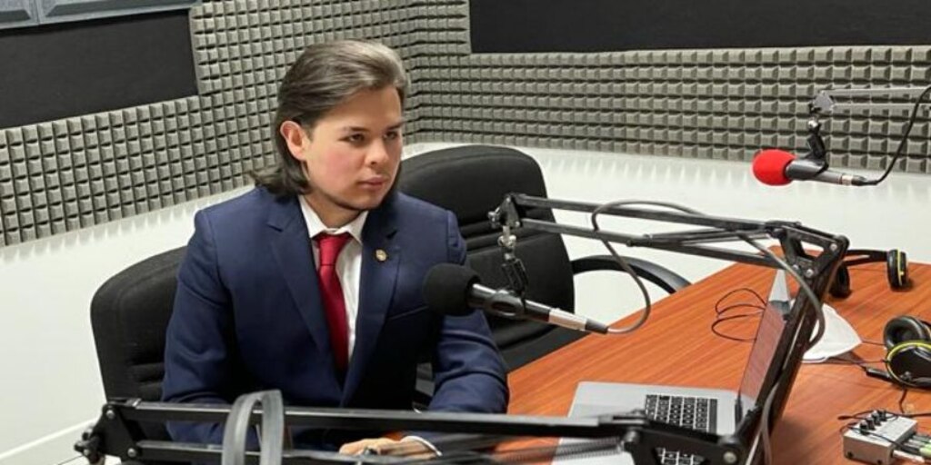 FernanMartinez's tweet card. Jorge Barón Jr. se habría encontrado con la polémica primera dama en el aeropuerto de la capital francesa y habría visto la vida de lujo que mantiene en Europa