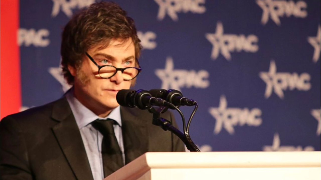 ferpeirano's tweet card. Por Fernando Peirano* Milei persiste con su cruel experimento: quiere saber cuánto maltrato puede soportar el sistema científico argentino antes de colapsar. Después de meses de parálisis instituci...