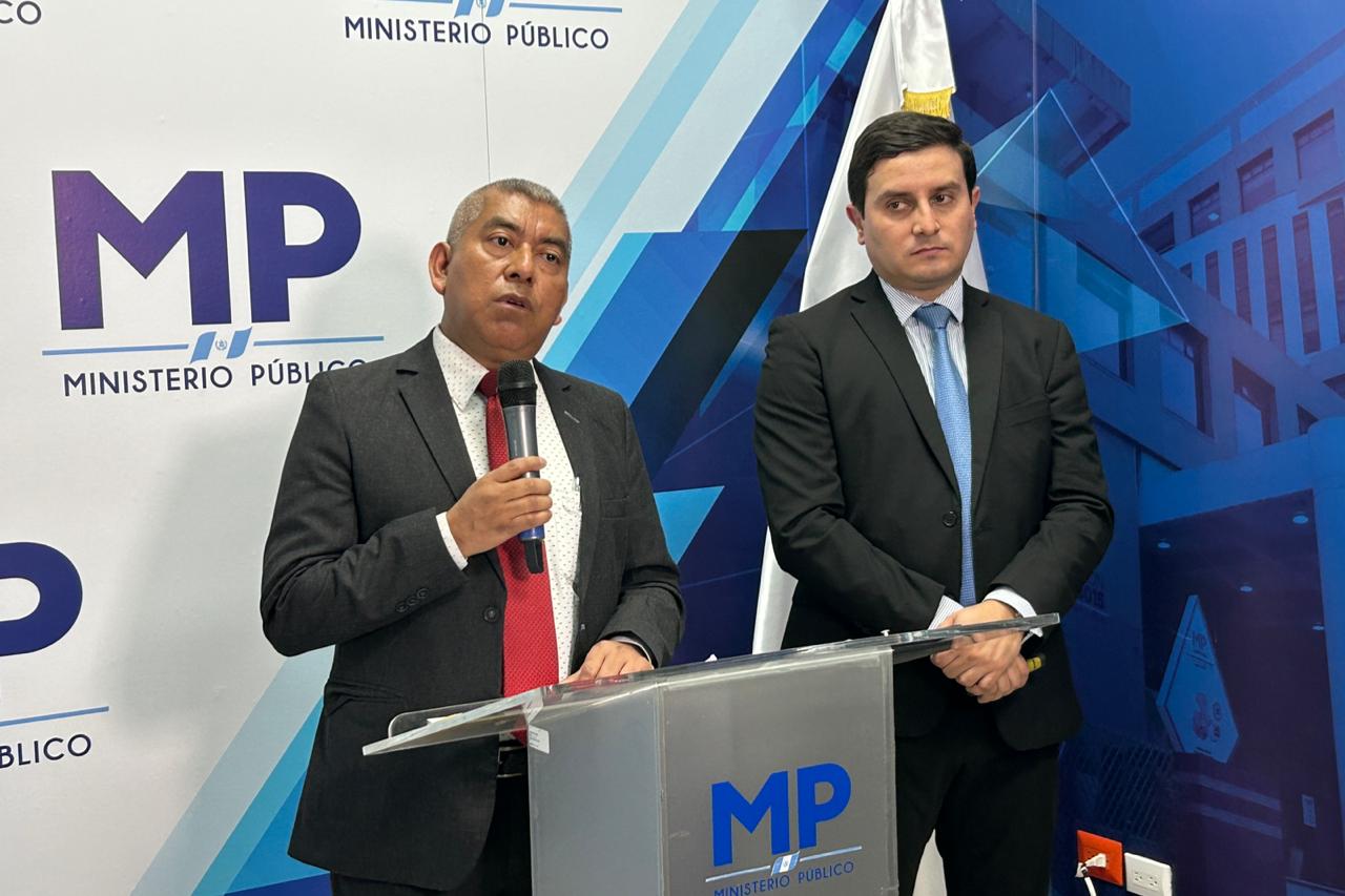 lahoragt's tweet card. El jefe de la FECI, Rafael Curruchiche, evita revelar su salario y ofrece un recorrido por mercados “donde la gente le agradece su labor”.