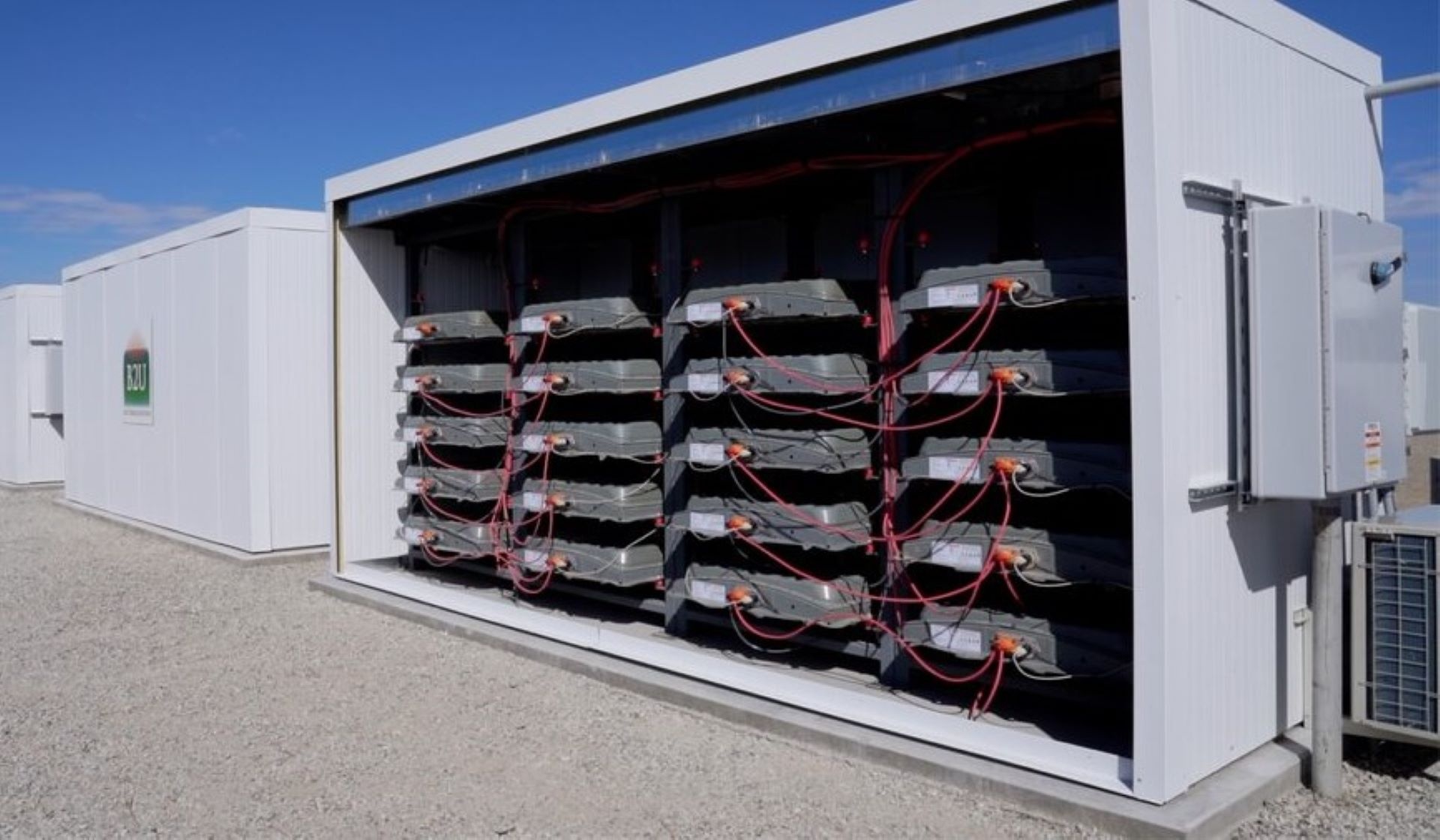 bashcousim's tweet card. B2U Storage Solutions devised an ingenious plan to use old lithium-ion batteries from broken-down EVs to help California’s power grid.