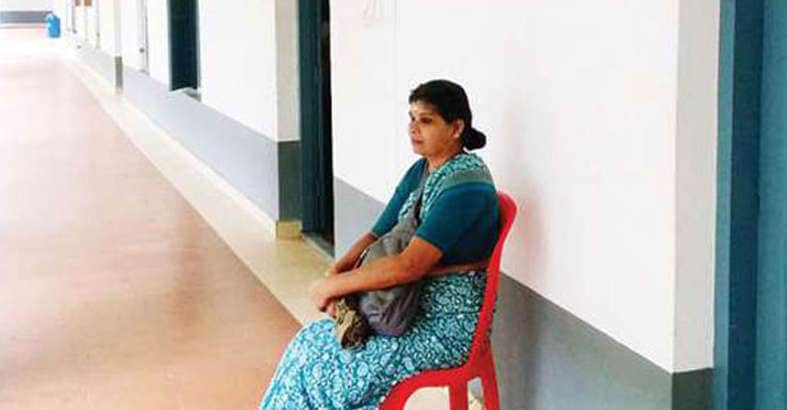 AdarshMb5's tweet card. ഉപാധികളില്ലാതെ സ്നേഹിക്കാൻ, ഇഷ്ടപ്പെടുന്നവർക്കു വേണ്ടി എന്തും ത്യജിക്കാൻ മനസ്സുള്ള അമ്മമാരുടെ കഥകൾ നമ്മൾ ഏറെ കേട്ടിട്ടുണ്ട്. ഇവിടെയൊരമ്മ മകന്റെ ക്ലാസ് മുറിക്കു പുറത്ത് കാവൽ നിൽക്കാൻ തുടങ്ങിയിട്ട്...