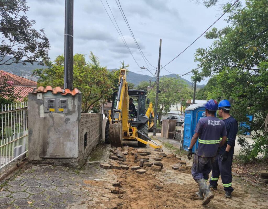 clicfloripareal's tweet card. A CASAN (Companhia Catarinense de Águas e Saneamento) iniciou, na última quarta-feira, 15, um novo trecho das obras de implantação do Sistema de Esgotamento Sanitário no Bairro Saco Grande, em...